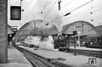 01 148 vom Bw Gießen startet mit dem E 1797 nach Hagen (Westf) in Frankfurt/M Hbf.  (10.1962) <i>Foto: Karl-Ernst Maedel</i>