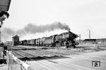 50 2292 vom Bw Mainz-Bischofsheim fährt mit einem Güterzug durch den Bahnhof Goddelau-Erfelden, südlich von Groß-Gerau. (08.1962) <i>Foto: Karl-Ernst Maedel</i>