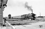 01 094 vom Bw Gießen verlässt mit E 595 (Freiburg - Mannheim - Frankfurt/M) den Bahnhof Goddelau-Erfelden, südlich von Groß-Gerau. Vom Bahnübergang an der Leeheimer Straße ist heute nur noch eine Fußgängerunterführung übrig geblieben. (08.1962) <i>Foto: Karl-Ernst Maedel</i>