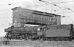 01 1088 mit dem D 93 am Weichenwärter-Stellwerk "Hpn" in der Nordausfahrt des Hammer Personenbahnhofs. (10.09.1965) <i>Foto: Wolfgang Jahn</i>