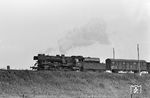 50 4015 vom Bw Kirchweyhe mit einem Güterzug in Richtung Münster (Westf) auf dem Damm zum Überwerfungsbauwerk über die Bielefelder Strecke bei Hamm (Westf). (10.09.1965) <i>Foto: Wolfgang Jahn</i>