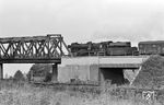 50 4015 überquert die Bielefelder Strecke bei Hamm (Westf) auf dem Weg nach Münster (Westf). Das Kreuzungsbauwerk wurde während des Ersten Weltkrieges im Rahmen des Umbaus der Hammer Bahnanlagen errichtet. (10.09.1965) <i>Foto: Wolfgang Jahn</i>