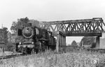 50 2293 vom Bw Löhne (Westf) fährt mit einem Güterzug in Hamm-Norden auf den Rangierbahnhof in Hamm (Westf) zu. (10.09.1965) <i>Foto: Wolfgang Jahn</i>