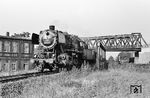 50 3082 vom Bw Hamm (Westf) biegt in Hamm-Norden mit einem Güterzug von der Güterzugstrecke in Richtung Rangierbahnhof ab. Das Gebäude links gehörte ursprünglich zu einem Drahtwerk, der "Nordener Hütte". Das Werk verlor mit der Hebung des Gleiskörpers seinen Gleisanschluss und musste in den Hammer Westen umziehen.  (10.09.1965) <i>Foto: Wolfgang Jahn</i>
