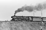 Die Osnabrücker 01 1055 mit dem D 593 nach Hamburg-Altona auf dem Damm über die Bielefelder Strecke bei Hamm-Heesen. (10.09.1965) <i>Foto: Wolfgang Jahn</i>