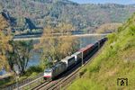 186 501 der Railpool GmbH München mit einem Containerzug im Rheintal bei Kestert. (12.04.2025) <i>Foto: Joachim Schmidt</i>