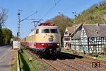 E 03 001 auf ihrer zweiten Rheintalrunde vor dem Rheingoldzug Dz 1314 bei Ariendorf nördlich von Bad Hönningen. Die Fachwerkhäuser aus dem 17. und 18. Jahrhundert stehen unter Denkmalschutz, der Zug eher nicht. (12.04.2025) <i>Foto: Zeno Pillmann</i>