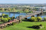 Mit 23 Minuten Verspätung erschien 01 1104 dann endlich mit 'deutlicher Aussprache' auf der Mainbrücke in Mainz-Gustavsburg. (12.04.2025) <i>Foto: Joachim Schmidt</i>