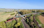 01 1104 biegt mit DPE 74202 von der Mainbrücke bei Mainz-Gustavsburg kommend in einem weiten Bogen auf die Rechte Rheinstrecke ein. Vor der Einfädelung auf die Reisezuggleise kam der Zug in Wiesbaden Ost erneut zum Stehen, da sich die Züge stauten. (12.04.2025) <i>Foto: Joachim Schmidt</i>