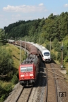 185 355 begegnet mit Güterzug 40379 einem unbekannten 403, der als ICE 720 (München - Köln) bei Emskirchen unterwegs ist. (21.08.2010) <i>Foto: Joachim Bügel</i>