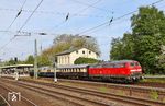 Die schon traditionelle Karsamstagsfahrt des Kölner FEK bespannte im Jahr 2025 die 218 451 der Manuel Zimmermann Eisenbahndienstleistungen, die hier mit DPE 60924 nach Gütersloh durch den Bahnhof Haan-Gruiten dieselt. (19.04.2025) <i>Foto: Joachim Bügel</i>