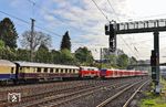 In Haan-Gruiten begegnet FEK-Sonderzug DPE 60924 (Köln Hbf - Gütersloh) mit MZE 218 451 der S 30842 (1440 820) nach Mönchengladbach. (19.04.2025) <i>Foto: Joachim Bügel</i>