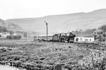 Mit großer Verspätung fuhr den Sonderzug mit 012 061 schließlich durch Mürlenbach. Eine weitere Verfolgung erübrigte sich. (25.05.1975) <i>Foto: Joachim Schmidt</i>