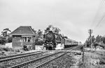 Zu den letzten vier Maschinen, die das Bw Rheine am Schluß noch auf die Reise schickte, gehörte auch 012 100, die hier mit E 3265 die Blockstelle Mehringen südlich von Leschede passiert. (27.05.1975) <i>Foto: Joachim Schmidt</i>