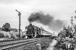 An Fronleichnahm 1975 zeigte der Wettergott auch kein Einsehen. 012 066 stürmt mit dem E 3260 (Norddeich Mole - Köln) zwischen Meppen und Geste vorbei. (29.05.1975) <i>Foto: Joachim Schmidt</i>