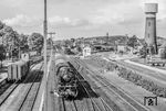 In Lingen (Ems) überholt 042 073 mit Ng 62112 den zum Wassernehmen in die Überholung gefahrenen 4000 t-Erzzug Gdg 52918. (31.05.1975) <i>Foto: Joachim Schmidt</i>