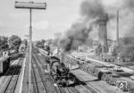 Nach der Durchfahrt von 042 073 setzt sich die schwere Fuhre des Gdg 52918 mit den beiden Rheinern 042 210 und 043 087 in Lingen (Ems) langsam in Bewegung. (31.05.1975) <i>Foto: Joachim Schmidt</i>