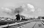 Beim letzten 012-geführten Reisezug E 3265 nach Norddeich Mole zeigte sich der Wettergott in der Ausfahrt aus Meppen nochmals gnädig. Im Vergleich zur Ausfahrt des D 714 war die Anfahrt der 012 063 eher unspektakulär. (31.05.1975) <i>Foto: Joachim Schmidt</i>