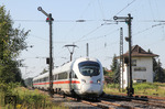 Die alte Stellwerkstechnik des Bahnhofs Hirschaid ist fotografischer Anziehungspunkt auf der Strecke Bamberg - Erlangen. Hier rauscht die modernste Traktion der DB in Form eines 411 als ICE 109 (Berlin-Gesundbrunnen - Innsbruck) durch den Bahnhof. (20.08.2010) <i>Foto: Joachim Bügel</i>