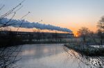 Einen starken Auftritt bescherte ein kalter Aprilmorgen der 03 2155 im Sonnenaufgang an den Fischteichen bei Oberwellenborn. (03.04.2025) <i>Foto: Atijana Schmidt</i>
