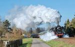 Mit Volldampf geht es aus Neustadt (Orla). (03.04.2025) <i>Foto: Atijana Schmidt</i>