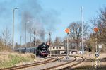 Auf ihrer Nachmittagstour nach Saalfeld verlässt 03 2155 den Bahnhof Triptis. Der Bahnhof wurde am 20. Dezember 1871 zusammen mit dem Abschnitt Gera–Eichicht der Bahnstrecke Leipzig–Probstzella eröffnet. Das ursprüngliche Empfangsgebäude wurde durch einen Bombenangriff am 11. April 1944 bei der Explosion eines Munitionszugs zerstört. Es verblieb lediglich ein Behelfsbau mit den Resten des westlichen Anbaus, der rechts von der Lok zu sehen ist. Während die ehemalige Lokeinsatzstelle des Bahnbetriebswerks Saalfeld und der sechsständige Ringlokschuppen mit der 16 m-Drehscheibe nach 2005 abgerissen wurden, sind das Empfangsgebäude, ein Nebengebäude und zwei Stellwerke mit Formsignalen bis heute (2025) erhalten geblieben.  (03.04.2025) <i>Foto: Atijana Schmidt</i>