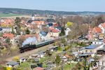 03 2155 hat soeben den Bahnhof Neustadt (Orla) verlassen und dampft durch die Altstadt mit der prägnanten Klosterkirche. Die auch Schlosskirche genannte Klosterkirche ist der einzige erhaltene Rest des im Dreißigjährigen Krieg zerstörten Augustiner-Eremiten-Klosters. (03.04.2025) <i>Foto: Joachim Schmidt</i>