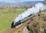 Saalfeld in Thüringen war schon zu DDR-Zeiten ein beliebtes Ziel für Eisenbahnfreunde. In der ersten Aprilwoche 2025 erinnerten einige Fotofahrten mit der Schnellzuglok 03 2155 an die glanzvollen Zeiten der einstigen Dampfhochburg. Hier kachelt die Lok mit einem Fotozug die Rampe nach Unterwellenborn hinauf. (04.04.2025) <i>Foto: Joachim Schmidt</i>