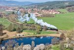 03 2155 an den Fischteichen in Oberwellenborn. In der Bildmitte ist der Kulturpalast der ehemaligen VEB Maxhütte Unterwellenborn im neoklassizistischen Baustil zu sehen. (04.04.2025) <i>Foto: Joachim Schmidt</i>