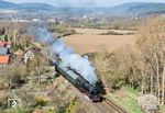 03 2155 mit einem Fotozug nach Pößneck auf der Steigung zwischen Saalfeld (Saale) und Unterwellenborn. (04.04.2025) <i>Foto: Joachim Schmidt</i>
