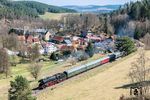 Am Nachmittag fuhr 03 2155 von Saalfeld (Saale) nach Weimar. Der Zug wurde vor dem 1102 gegründeten Kloster Paulinzella erwartet, eine der größten romanischen Klosterruinen in Deutschland. (04.04.2025) <i>Foto: Joachim Schmidt</i>