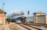Am nächsten Tag stand als Tagesziel Leipzig auf dem Programm. 03 2155 ballert mit dem Fotozug durch den Bahnhof Könitz (Thür) und bekommt eine nicht ganz ernst gemeinte "K-Scheibe" (Signal Zs 4 - Fahrzeit kürzen) gezeigt. (05.04.2025) <i>Foto: Joachim Schmidt</i>