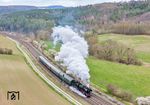 Großschwabhausen liegt auf einer Hochebene, die die Bahnstrecke mit einer Steigung aus dem Saaletal bei Jena überwinden muss. Dort ist 03 2155 auf dem Weg nach Weimar unterwegs. (06.04.2025) <i>Foto: Joachim Schmidt</i>
