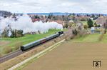 03 2155 erreicht mit ihrem Sonderzug von Saalfeld (Saale) nach Weimar die Gemeinde Großschwabhausen. (06.04.2025) <i>Foto: Joachim Schmidt</i>