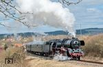 03 2155 dampft mit ihrem Sonderzug nach Saalfeld (Saale) aus Stadtilm. (06.04.2025) <i>Foto: Atijana Schmidt</i>