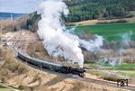 03 2155 fährt aus dem Bahnhof Stadtilm, der auch schon bessere Zeiten gesehen hat.  (06.04.2025) <i>Foto: Joachim Schmidt</i>