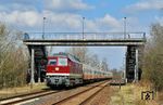 Im März 2025 fuhr 142 001 mit der EBS-Städteexpressgarnitur von Leipzig nach Gera. Es war die letzte Gelegenheit, die komplette Garnitur zu erleben, da die EBS die Wagen verkauft hat. Das Bild entstand in Leipzig-Knautnaundorf. Bei der Verlegung der Strecke in den 1970er Jahren wurde wegen des Tagebaus Zwenkau dieser Haltepunkt samt Brücke neu gebaut. Der Haltepunkt wird seit den 2000er Jahren nicht mehr bedient. Die Brücke hat deutliche Korrosionsschäden, ist gesperrt und wird wohl in den nächsten Jahren verschwinden. (16.03.2025) <i>Foto: Ralf Opalka</i>