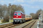 142 001 fährt mit der EBS-Städteexpressgarnitur durch Großdalzig, einem Ortsteil der sächsischen Stadt Zwenkau im Landkreis Leipzig. (16.03.2025) <i>Foto: Hendrik Wunderlich </i>