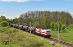 1980 erging der Auftrag an den Volkseigenen Betrieb Lokomotivbau Elektrotechnische Werke 'Hans Beimler' Hennigsdorf eine leistungsstarke Bo´Bo´-Lokomotive für die Deutsche Reichsbahn zu entwickeln. Auf der Leipziger Frühjahrsmesse 1982 wurde der Prototyp 212 001 der Öffentlichkeit vorgestellt. Die Lokomotive machte vor allem durch ihr attraktives Äußeres (weiß mit roten Streifen) von sich reden und bekam von den Besuchern den Spitznamen "Weiße Lady". Nach der Messe begann die DR in der VES-M Halle (Saale) mit der Erprobung der 140 km/h schnellen Lok, die konstruktiv für 160 km/h ausgelegt war. Im Rahmen der Probezerlegung im Ausbesserungswerk Dessau wurde die Getriebeübersetzung geändert und die Maschine am 14. Oktober 1983 in 243 001 umgezeichnet. Durch die geänderte Übersetzung konnte die Zugkraft deutlich erhöht werden, wobei die zulässige Geschwindigkeit auf 120 km/h reduziert wurde, da zu diesem Zeitpunkt (1984) nirgendwo im DR-Netz mehr als 120 km/h gefahren werden durfte. Fast 43 Jahre später ist die zur Erfurter Bahnservice Gesellschaft gehörende Lok mit einem Kesselwagenzug von Böhlen nach Frankfurt (Oder) Oderbrücke in der Verbindungskurve von Leipzig-Schönefeld nach -Heiterblick unterwegs. (21.04.2025) <i>Foto: Ralf Opalka</i>