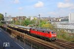 Auf ihrer traditionellen Karsamstagsfahrt des Kölner FEK fuhr im Jahr 2025 die 218 451 der Manuel Zimmermann Eisenbahndienstleistungen mit DPE 60924 von Köln nach Gütersloh durch Wuppertal-Elberfeld. (19.04.2025) <i>Foto: Wolfgang Bügel</i>