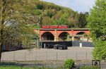 Zu Ostern 2025 fand eine zweite Sonderfahrt-Veranstaltung nach Wiedereröffnung der Wuppertalbahn (Strecke von Wuppertal-Rauental nach Beyenburg) statt. Eingesetzt wurde diesmal die aus Dorsten stammende VT 98-Einheit 998 649 + 798 007 + 798 677, die hier als Pt 01 die Wupperbrücke in Wuppertal-Rauental überquert. (21.04.2025) <i>Foto: Wolfgang Bügel</i>