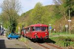 In Wuppertal-Kemna traf der Sonderzug mit 998 649 + 798 007 + 798 677 auf das passende motorisierte Straßengegenstück. (21.04.2025) <i>Foto: Wolfgang Bügel</i>