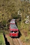 Mit fast einstündiger Verspätung erreichte die Schienenbusgarnitur den Bahnhof Wuppertal-Beyenburg. Die Verspätung war durch die verspätete Bereitstellung des Zuges in Wuppertal-Oberbarmen verursacht worden. (21.04.2025) <i>Foto: Zeno Pillmann</i>