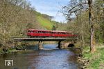 Die VT 98-Einheit 998 649 + 798 007 + 798 677 auf der Wupperbrücke bei Wuppertal-Kemna. (21.04.2025) <i>Foto: Zeno Pillmann</i>