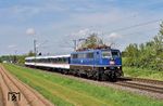Die Niers-Erft-Bahn (RB 37) verbindet seit Anfang 2024 Krefeld, Meerbusch-Osterath und Neuss und verdichtet den RE 7 in diesem Abschnitt montags bis freitags zu einem Halbstundentakt. Dies ermöglicht Fahrgästen von Krefeld und Meerbusch den Umstieg auf den RE 6 (RRX) in Neuss und bietet damit eine zweite Verbindung pro Stunde nach Köln. Da diese Linie mittelfristig auf batterie-elektrische Fahrzeuge umgestellt und bis Geldern verlängert werden soll, wurden die Leistungen nun für einen kurzen Zeitraum neu vergeben. Hierbei kam die TRI Train Rental GmbH zum Zuge, die hier mit 111 054 vor RB 89417 nach Neuss bei Meerbusch-Osterath unterwegs ist.  (14.04.2025) <i>Foto: Zeno Pillmann</i>