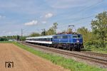 In der Taktverdichtung zum RE 7 schiebt 111 054 die RB 89416 nach Krefeld südlich von Meerbusch-Osterath. (14.04.2025) <i>Foto: Zeno Pillmann</i>