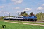 Die zuständigen Gremien des VRR haben als Ergebnis eines Vergabeverfahrens entschieden, dass die SPNV-Linie RB 37 auch über Dezember 2024 hinaus von der TRI Train Rental GmbH betrieben wird. Der neue Verkehrsvertrag hat inklusive von Verlängerungsoptionen eine Laufzeit bis Dezember 2027 und ein Volumen von ca. 145.000 Zugkilometern pro Jahr. So wird 111 054 zwischen Krefeld und Neuss, hier bei Meerbusch-Osterath, noch öfters zu sehen sein. (14.04.2025) <i>Foto: Zeno Pillmann</i>