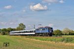 111 054 mit der RB 89425 bei Meerbusch-Osterath. Da die Fahrzeit für den Taktverdichterzug zwischen Krefeld und Neuss pro Richtung nur ca. 20 Minuten beträgt, reicht eine Wendezuggarnitur aus. Diese wird von TRI gestellt und besteht immer aus (wechselnden) Lokomotiven und drei modernisierten Bn-Wagen. (14.04.2025) <i>Foto: Zeno Pillmann</i>