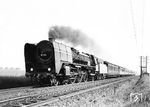 01 014 vom Bw Berlin Anhalter Bf mit einem Schnellzug bei Lichterfelde Süd. Die Lok besitzt extra große Versuchswindleitbleche, die ab der zweiten Längsstrebe nach oben verlängert sind und in der vorderen Ecke deshalb noch eine von hinten aufgenietete Verstärkung haben. (1929) <i>Foto: DLA Darmstadt (Maey)</i>