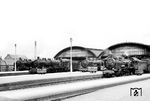 In Oldenburg (Oldenburg) Hbf haben sich 17 1012 (Bw Hannover), 17 1086 (Bw Oldenburg), 38 3965 (Bw Oldenburg) und 38 1661 (Bw Rheine) versammelt. Der heutige Oldenburger Hauptbahnhof war nach vierjähriger Bauzeit am 3. August 1915 eingeweiht worden. (08.1935) <i>Foto: Josef Weyer</i>